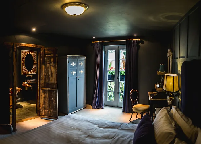 Le Petit Chateau & William De Percy